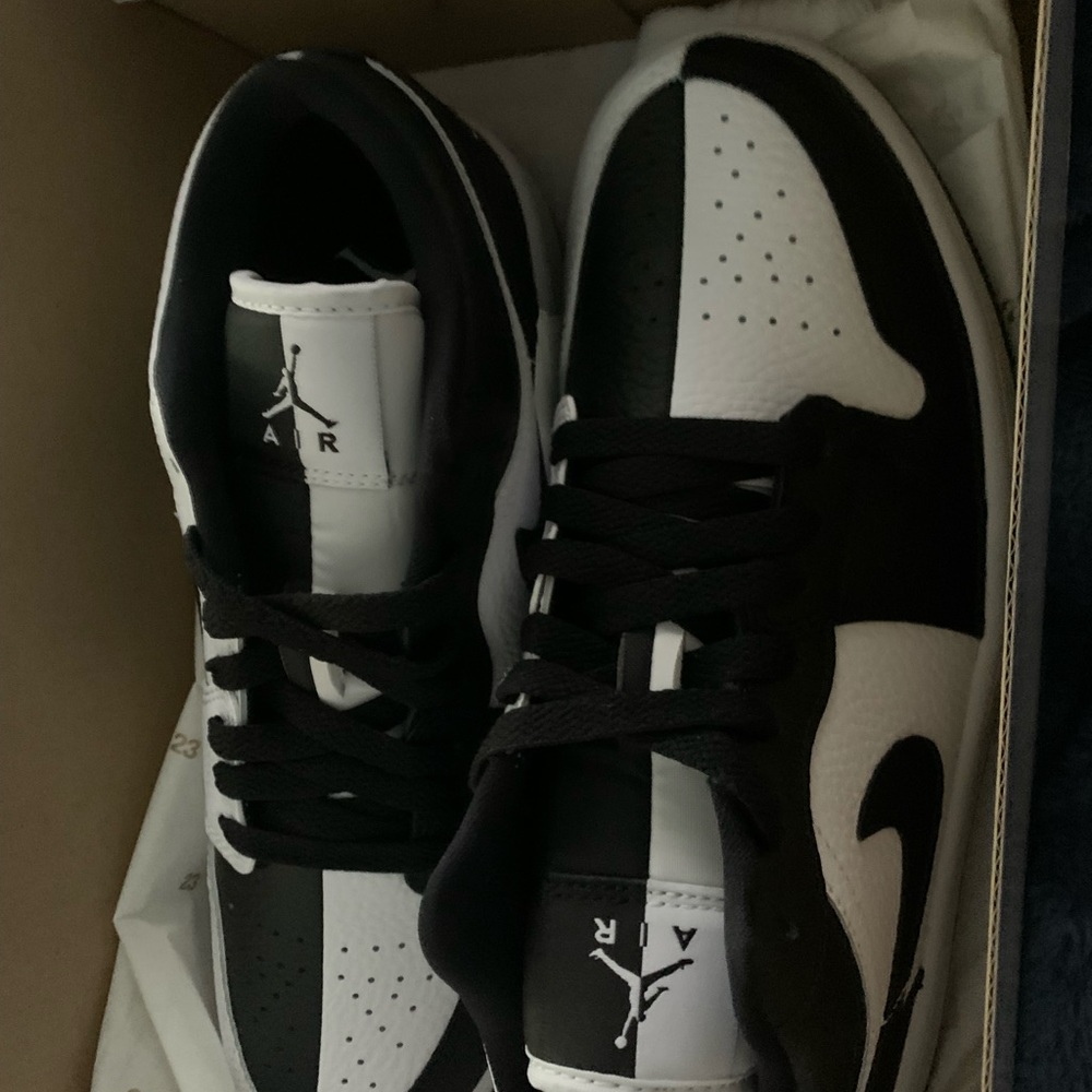 Women’s 8.5 jordan 1 low homage. Brand new never worn goat verification